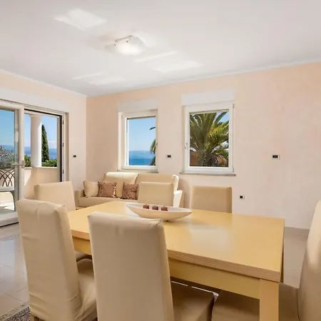 Apartment Perla With Balcony Ičići