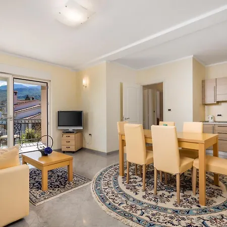Apartment Perla With Balcony